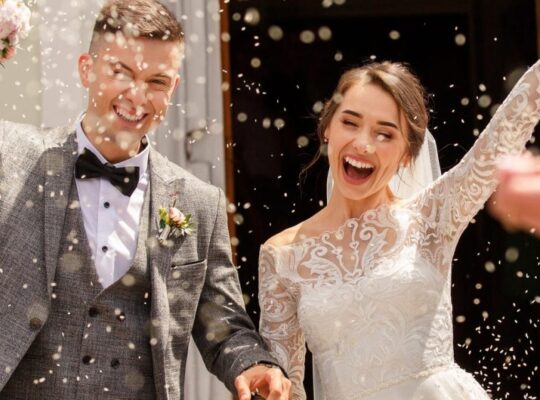 Hogyan alakulnak a menyecske ruha árak?