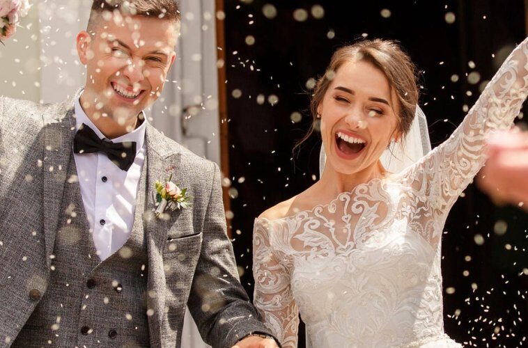 Hogyan alakulnak a menyecske ruha árak?